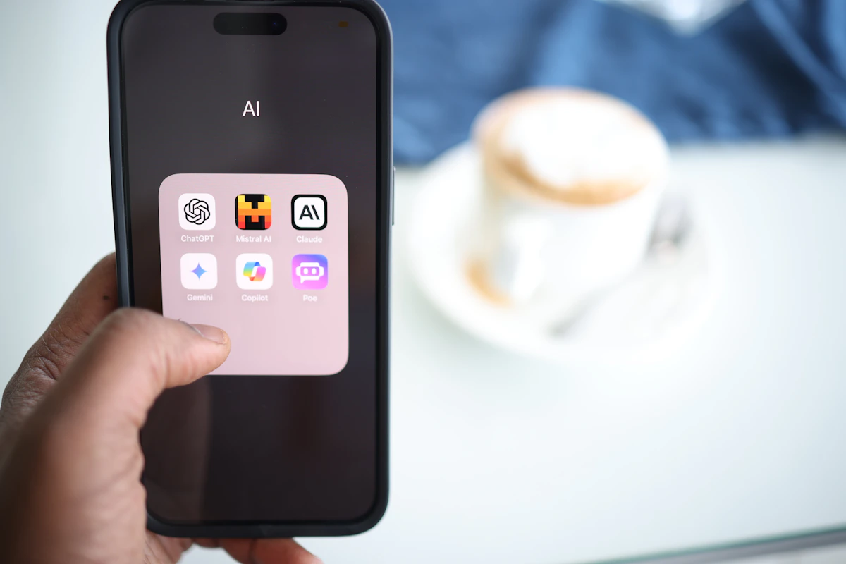 Hand hält ein Smartphone als Symbol für digitale Rauchstopp-Unterstützung