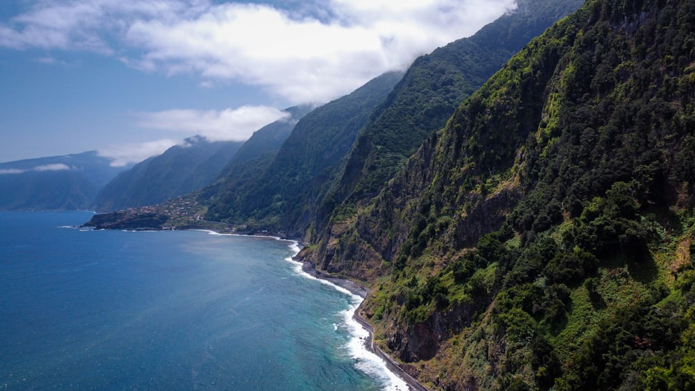 uma vista panorâmica do oceano e das montanhas