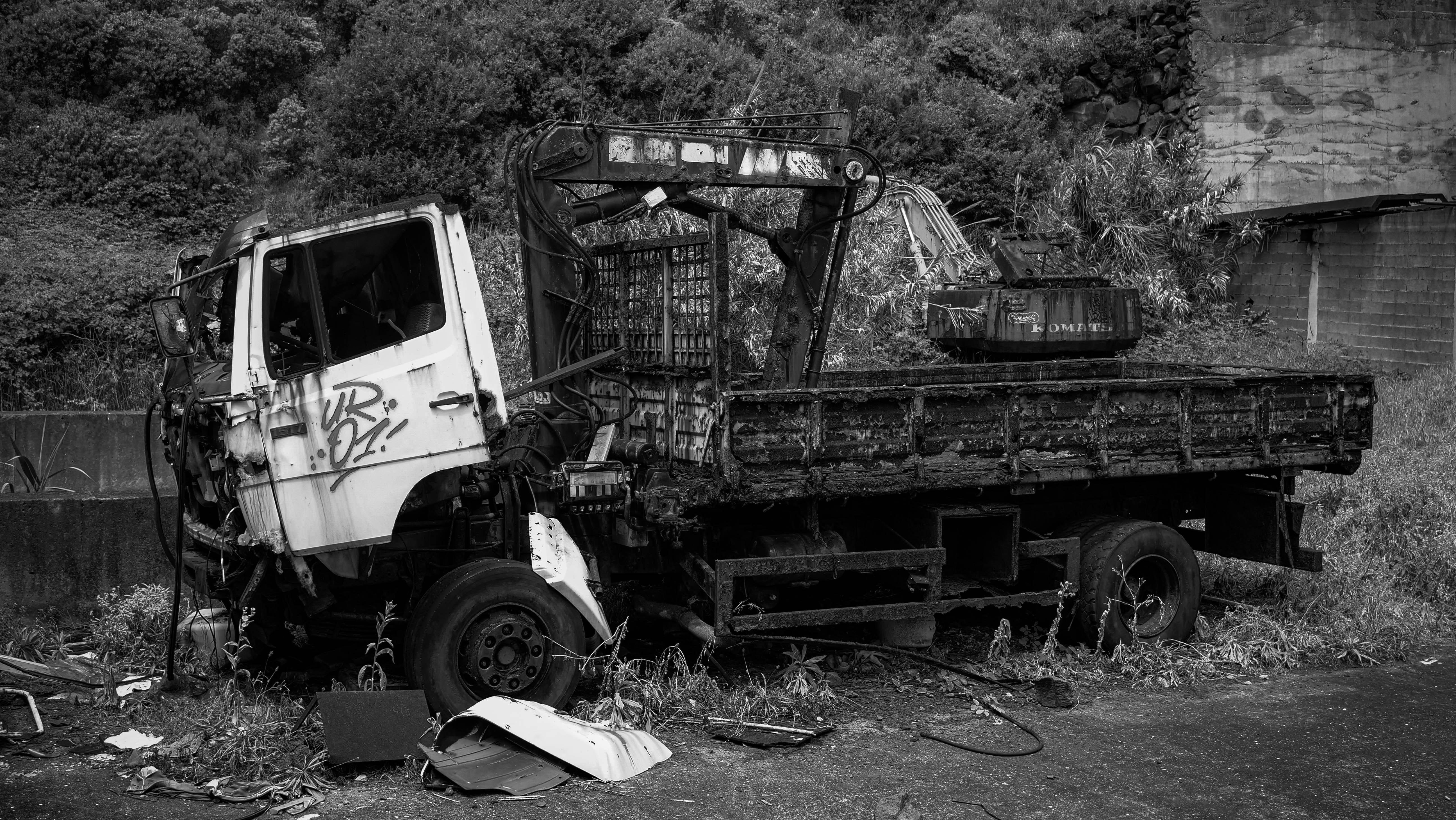Dump truck slams into sign on Ohio highway
