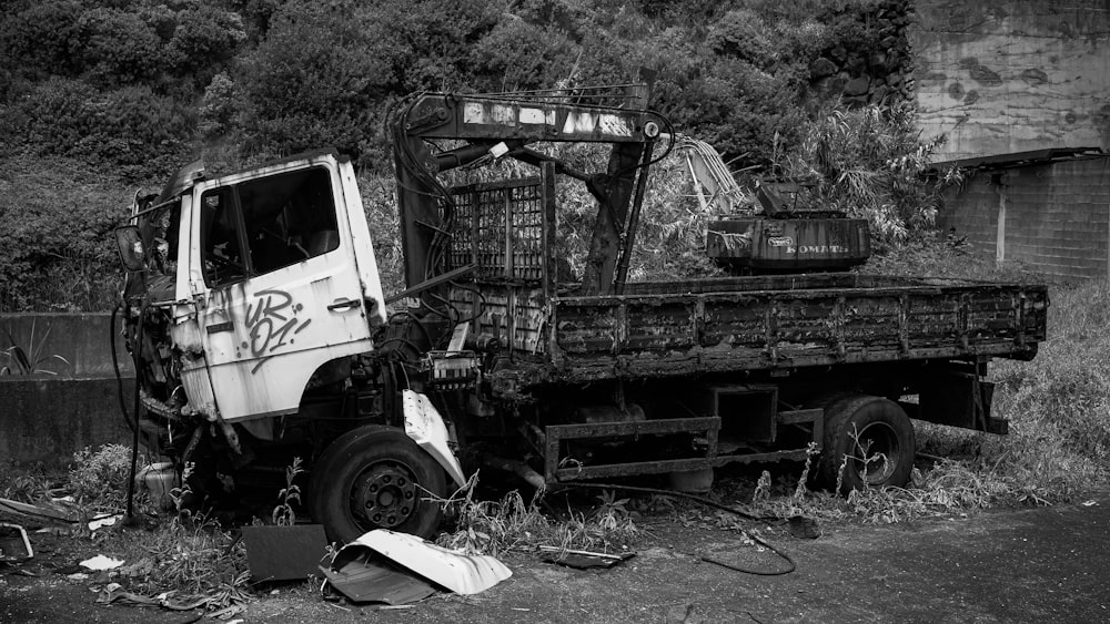uma foto em preto e branco de um caminhão velho