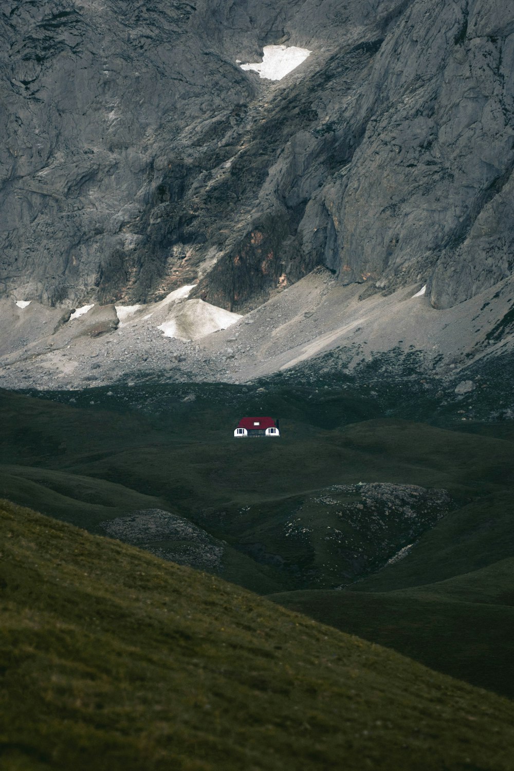 Un paio di auto sono parcheggiate in montagna