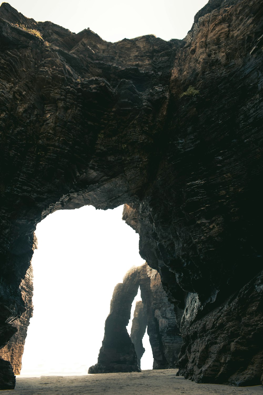 una persona in piedi nel mezzo di una grotta