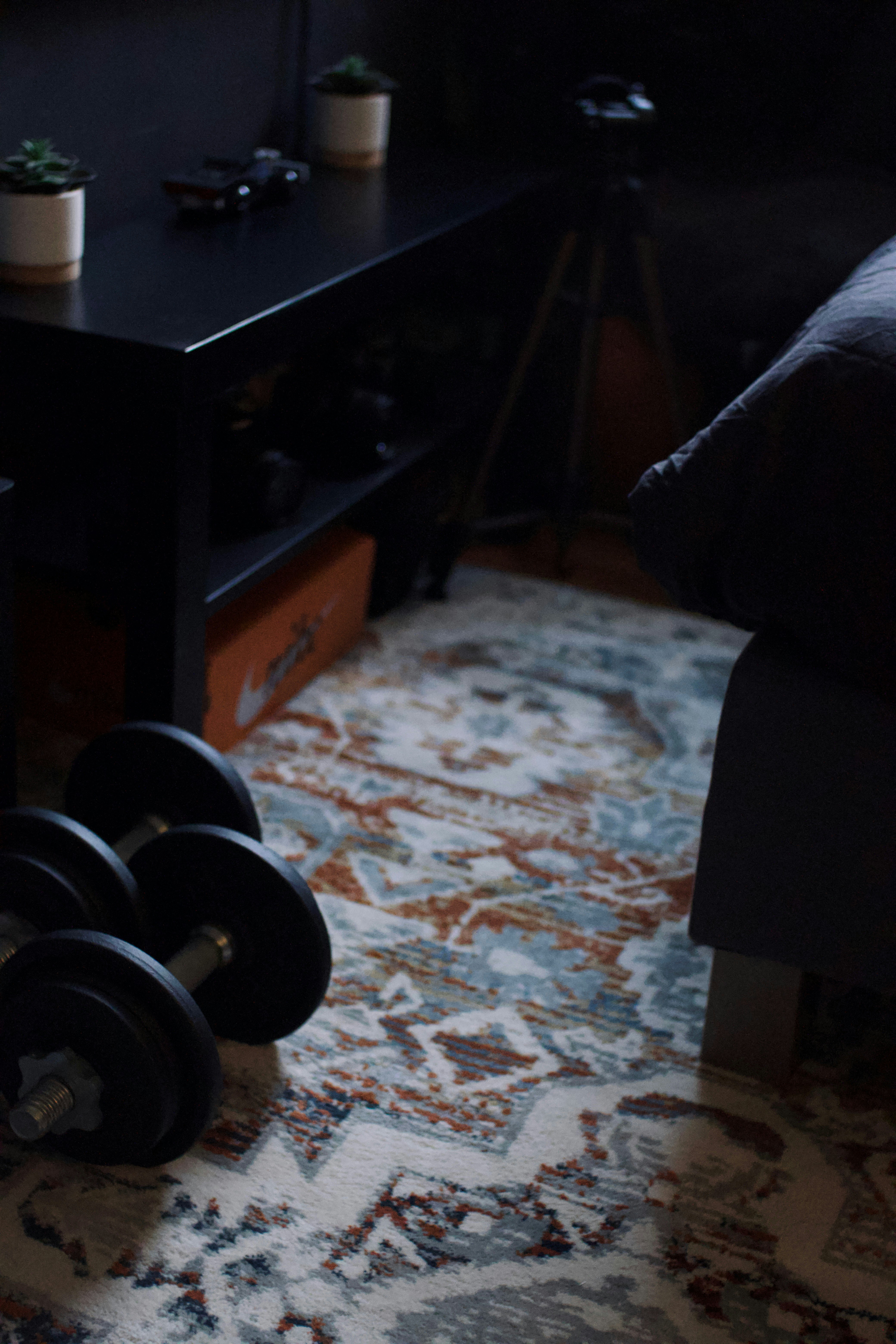 minimalist bedroom gym, wallpaper, Home Gym with Bedding Sets: Design Ideas 4