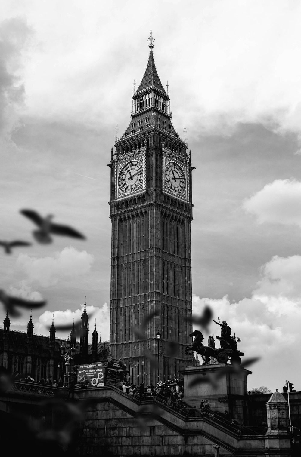 Uma foto em preto e branco da torre do relógio Big Ben