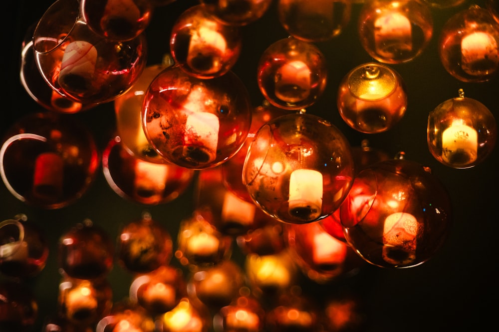 um monte de velas que estão dentro de algumas bolas de vidro