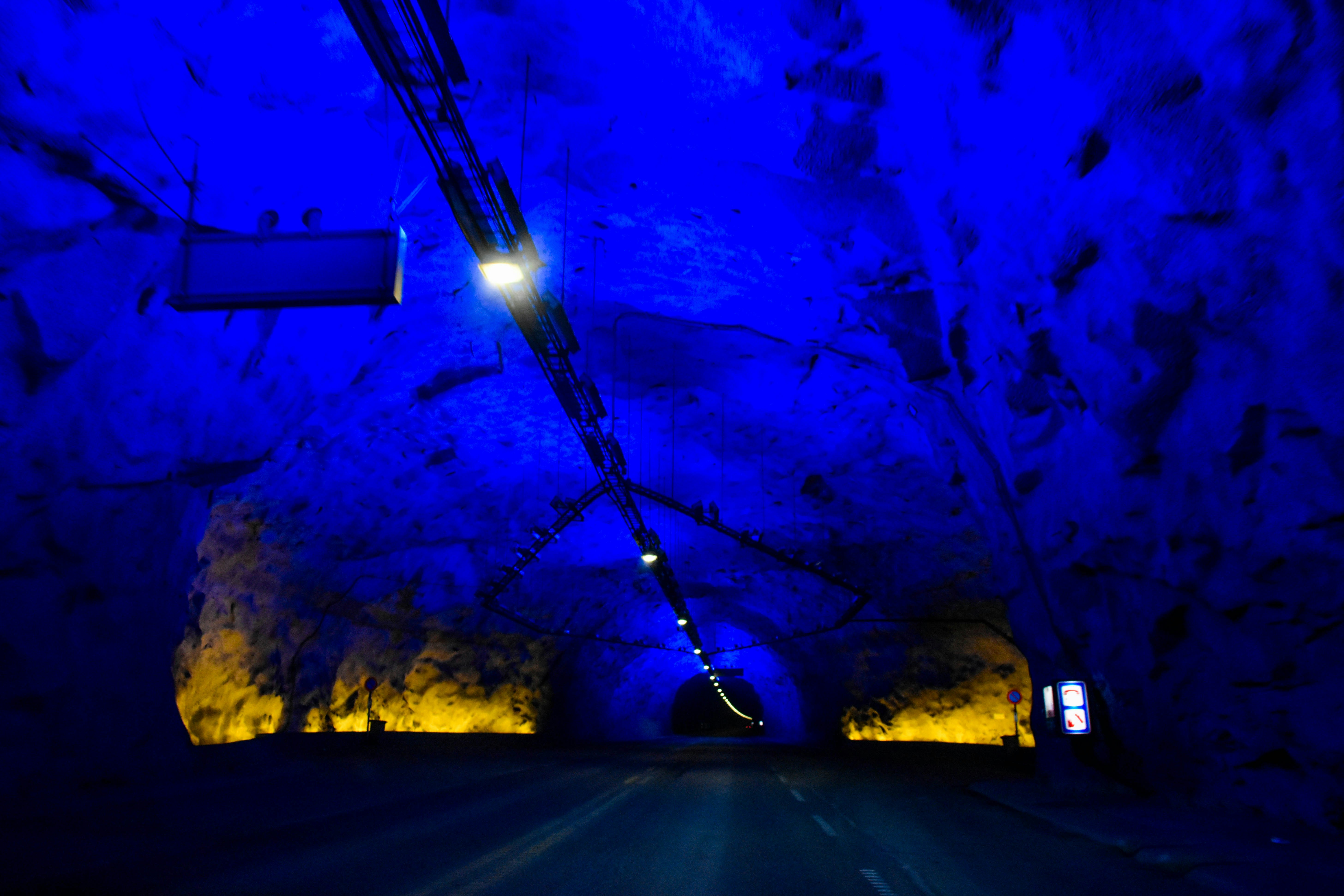 Ein Auto, das durch einen Tunnel mit blauer Beleuchtung fährt