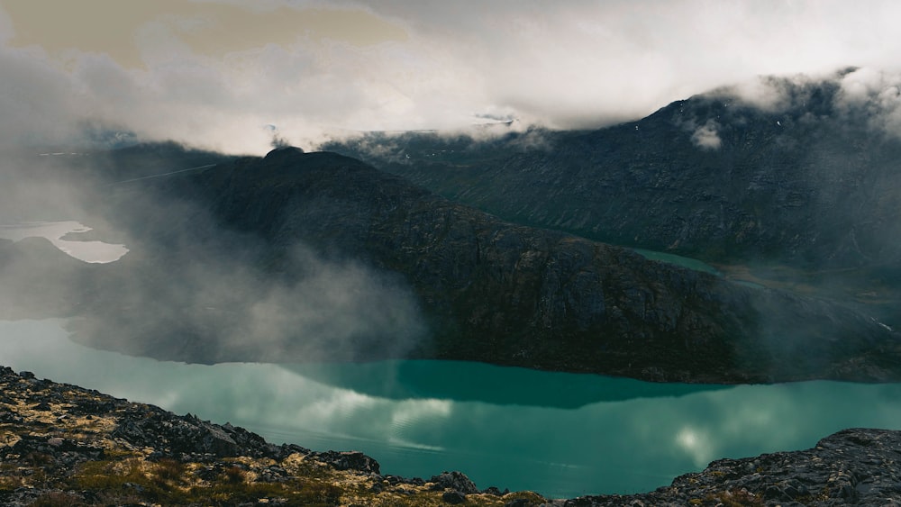 Un grande specchio d'acqua circondato da montagne