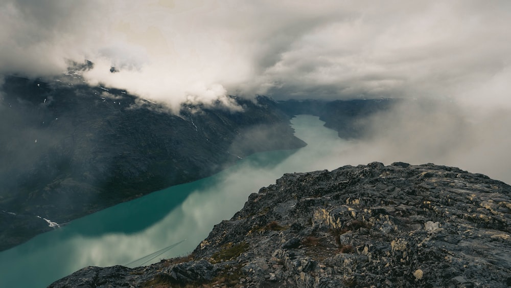 une vue sur un lac et des montagnes d’un point de vue élevé