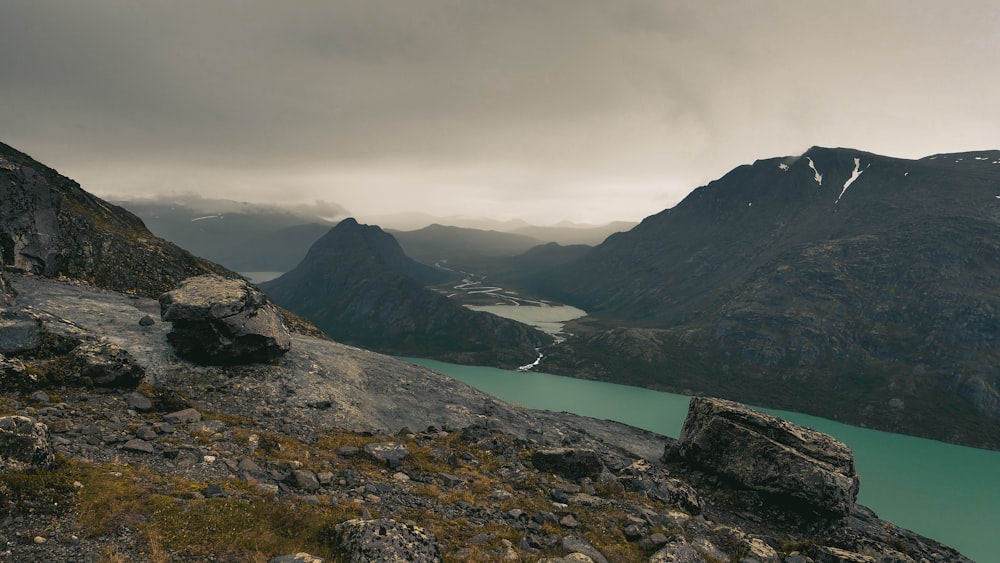 Blick von einem Berg auf ein Gewässer