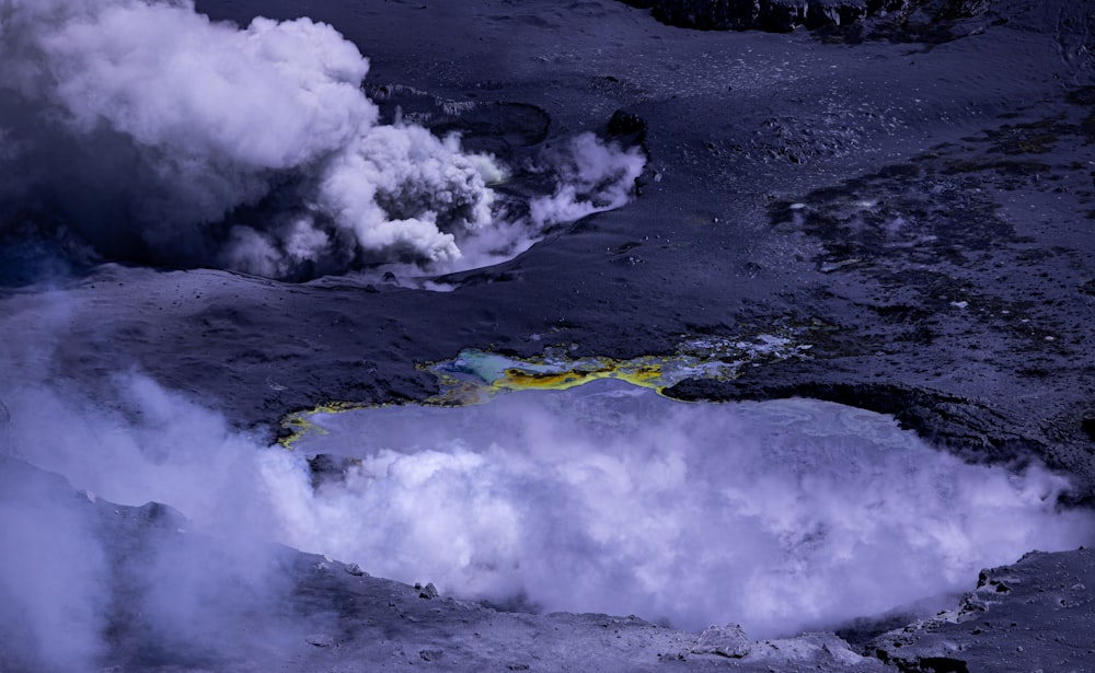 un cráter del que sale vapor