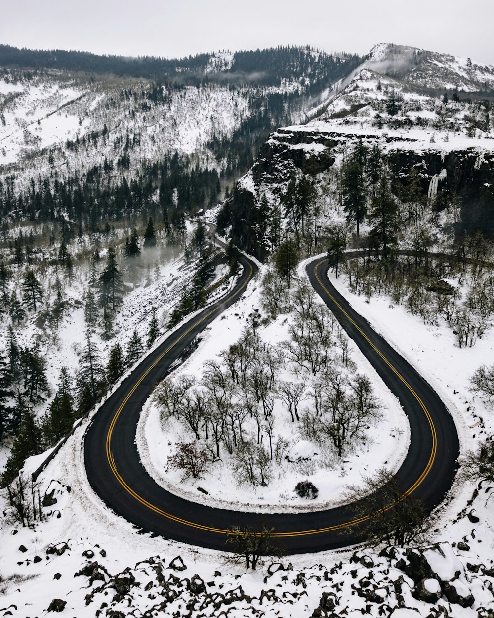 Una veduta aerea di una strada tortuosa tra le montagne