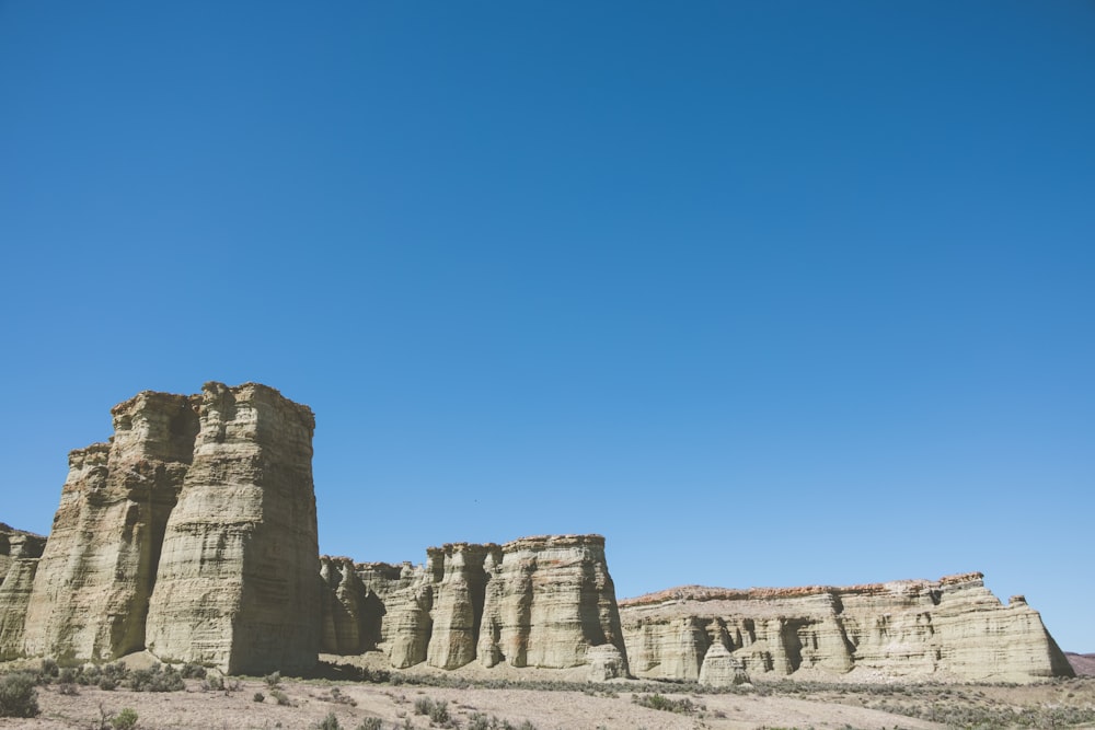 uma grande formação rochosa no meio de um deserto