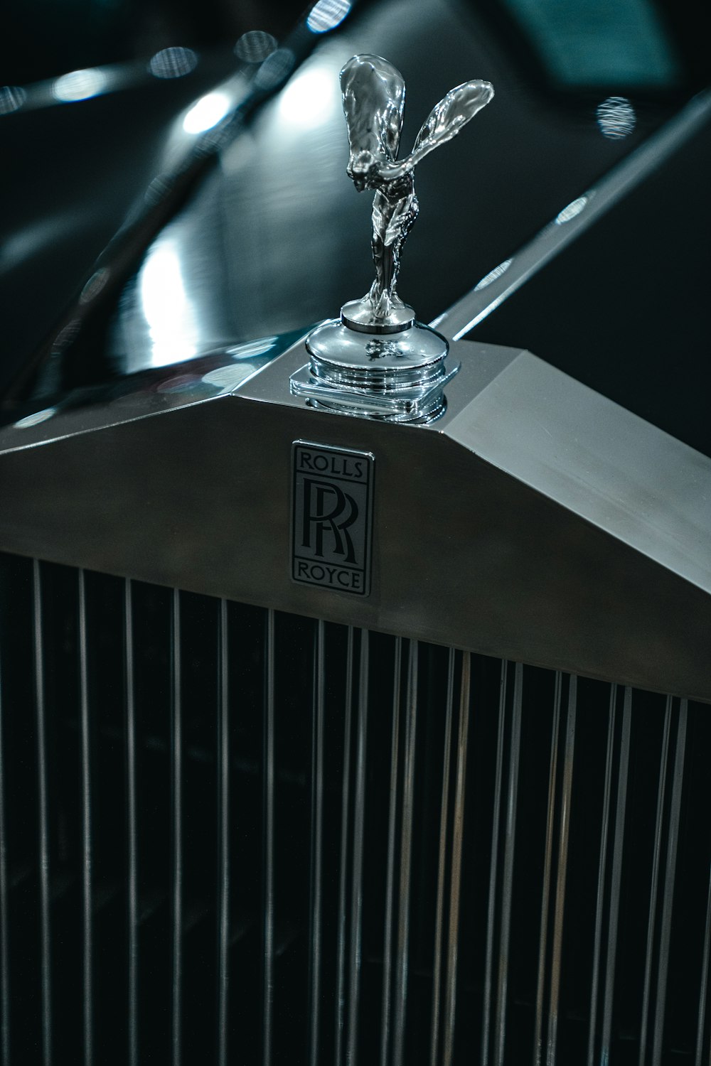 um close up do ornamento do capô em um carro