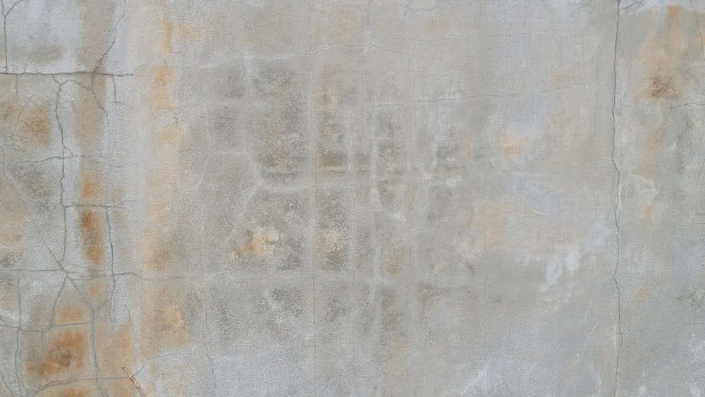 una pared de concreto con pintura oxidada y pintura descascarada
