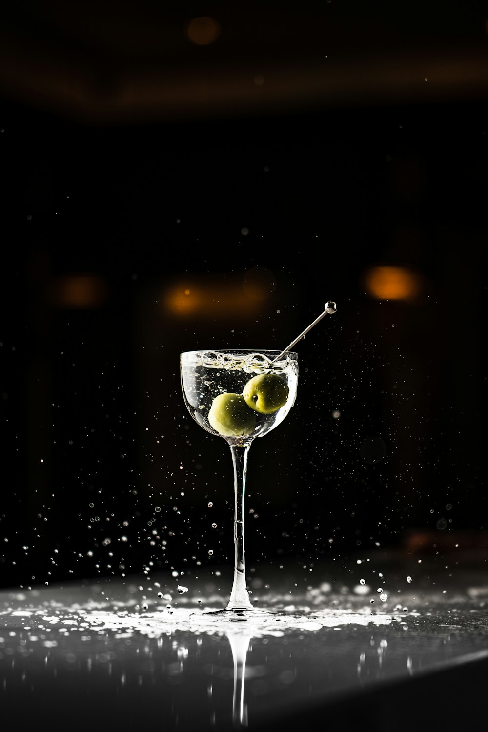 um copo de martini com uma azeitona