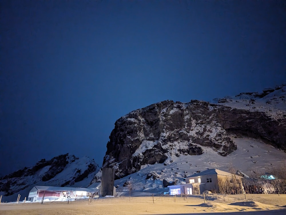 ein schneebedeckter Berg in der Nacht mit einem Himmelshintergrund