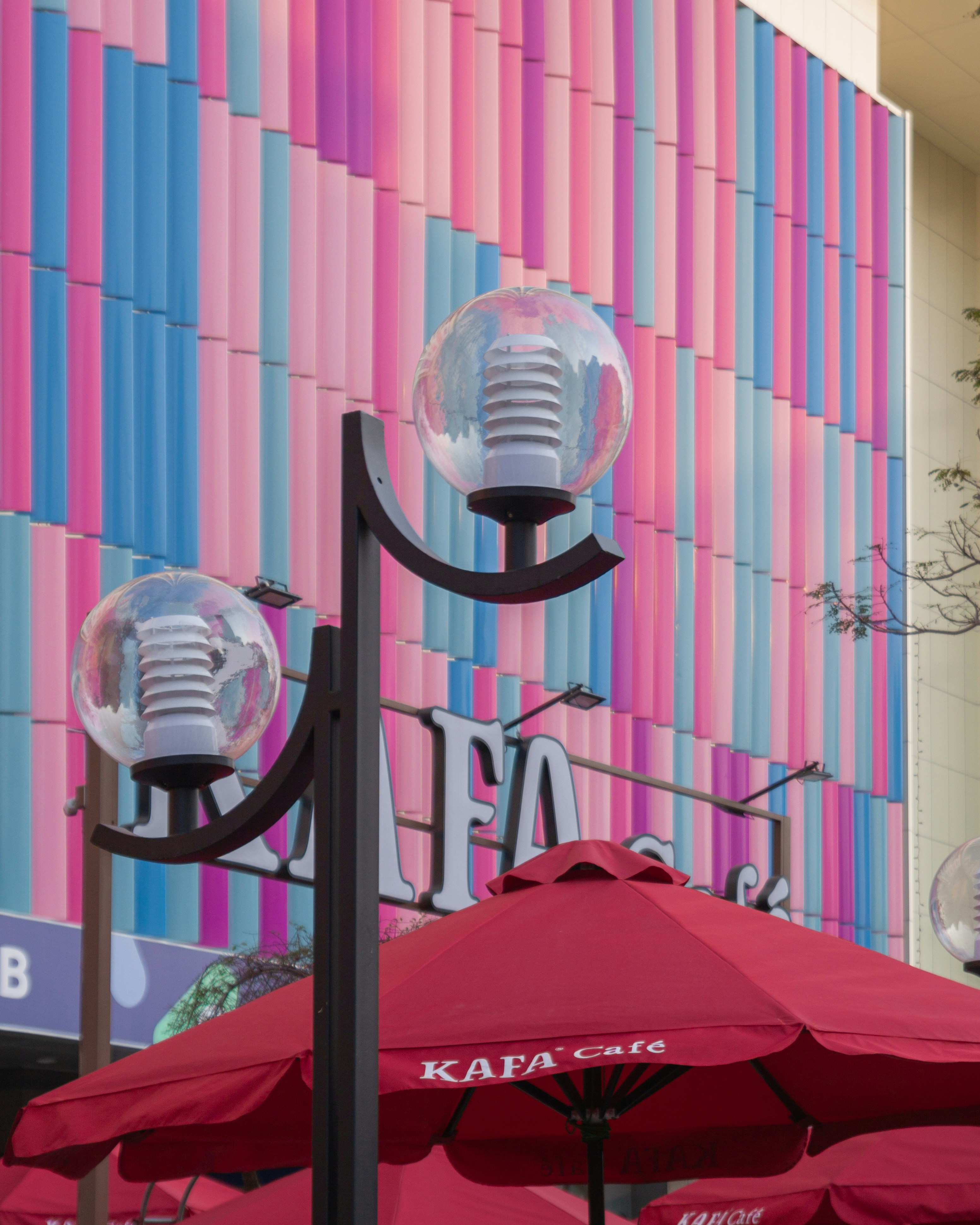 ein paar rote Regenschirme, die neben einem Gebäude sitzen