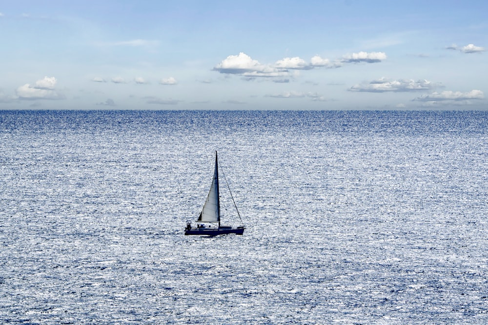 Ein Segelboot mitten auf dem Ozean