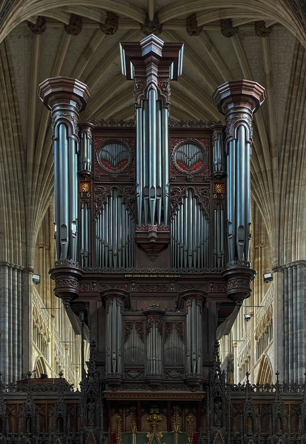 un gran órgano de tubos en una gran catedral