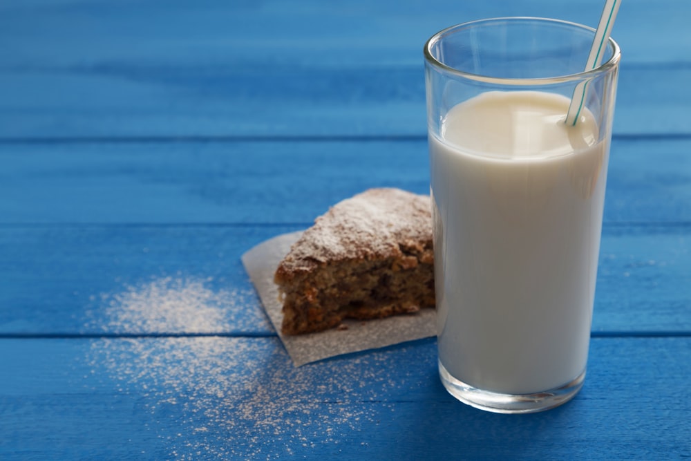 un bicchiere di latte accanto a una fetta di torta