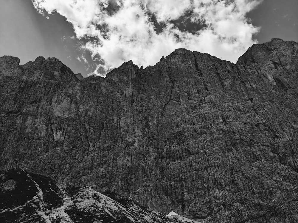 ein Schwarz-Weiß-Foto von Bergen und Wolken