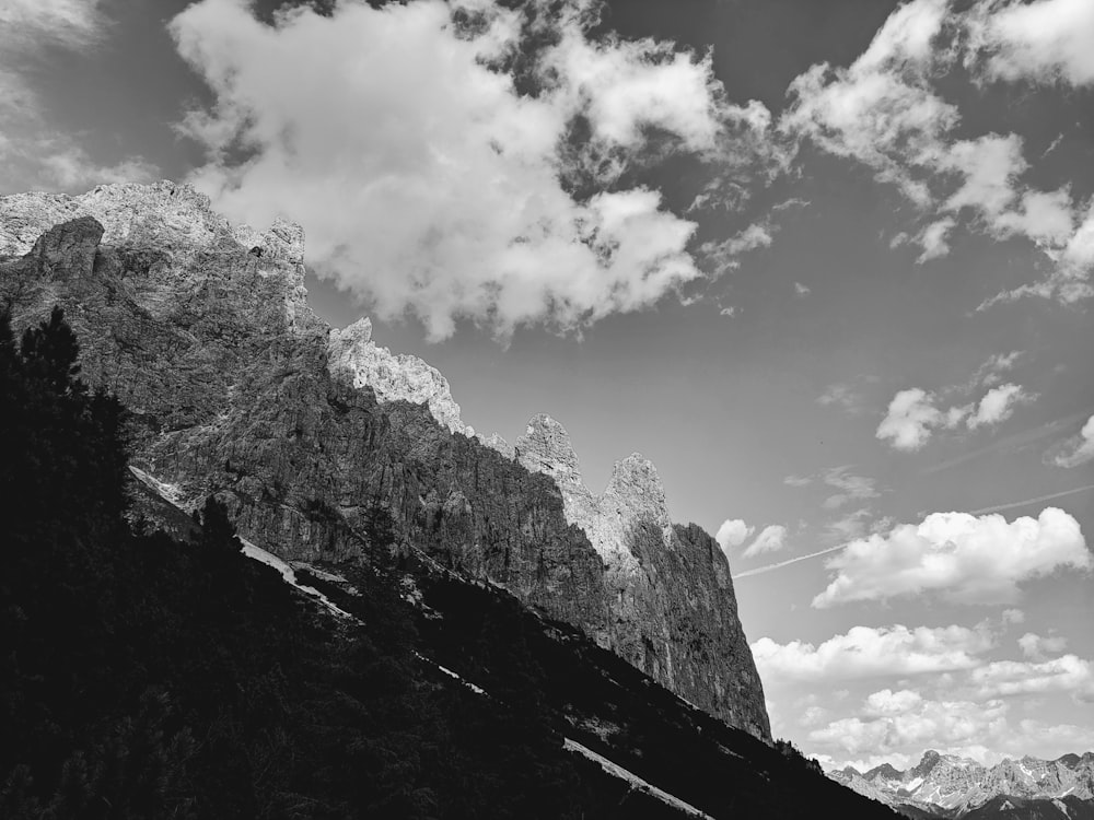 une photo en noir et blanc de montagnes et de nuages