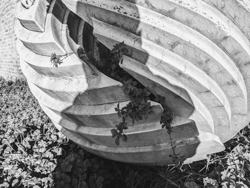 a boat that is sitting in the grass