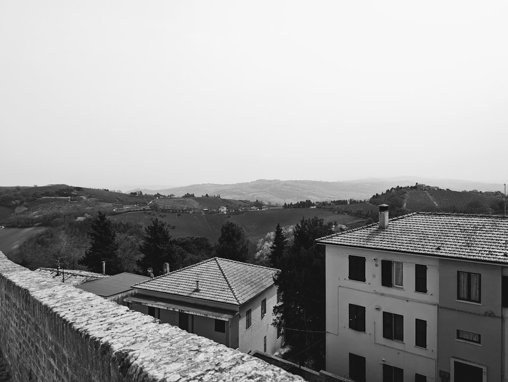 a black and white photo of some buildings