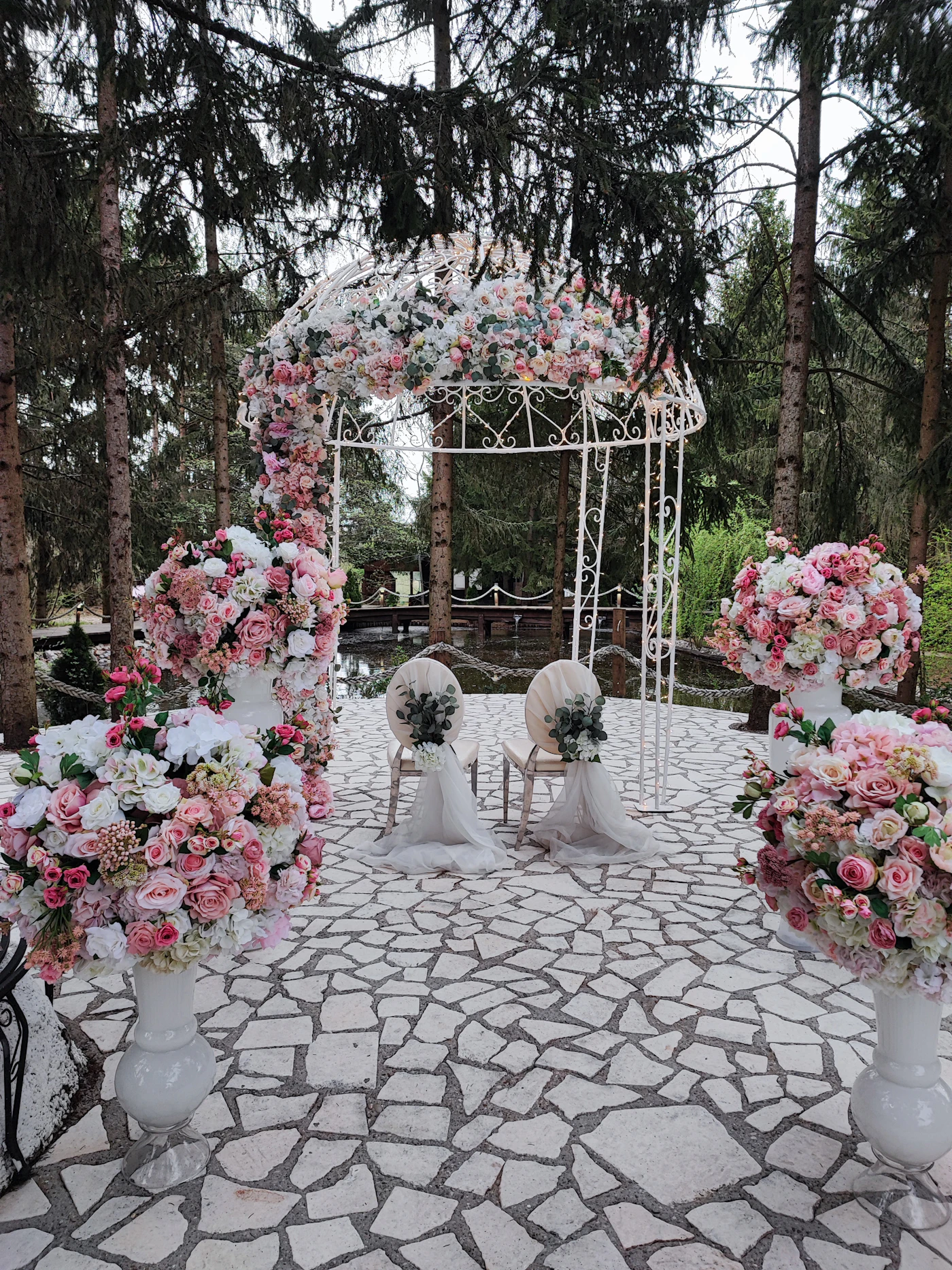 Affordable wedding venues in New York City — The industrial-chic interior of a Brooklyn wedding venue, perfect for a modern celebration.