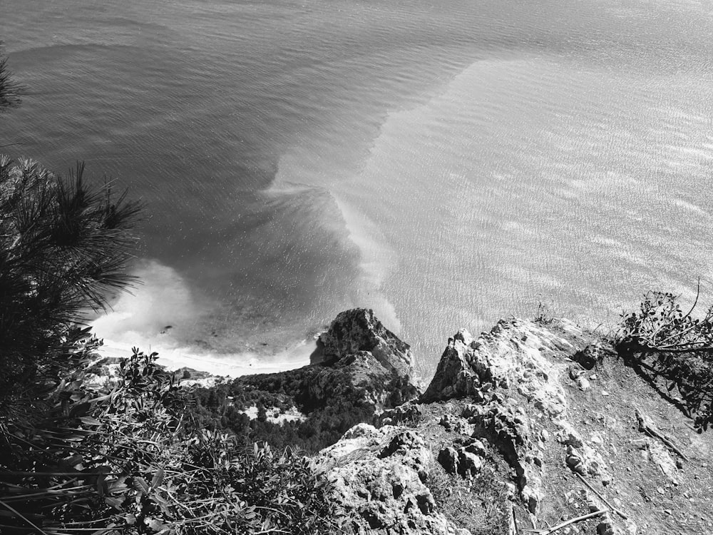 바다에 부딪히는 파도의 흑백 사진