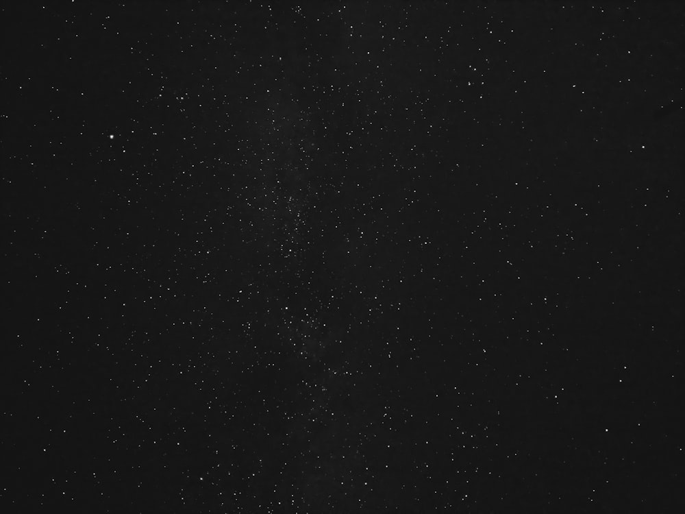 une photo en noir et blanc du ciel nocturne
