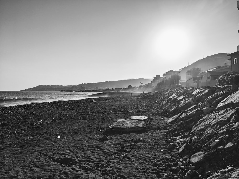 uma foto em preto e branco de uma praia rochosa