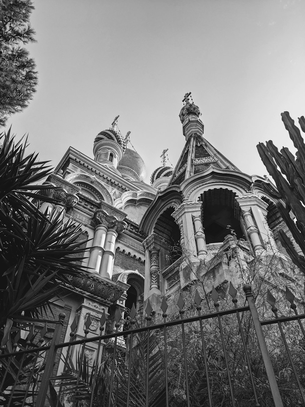 Una foto en blanco y negro de un edificio