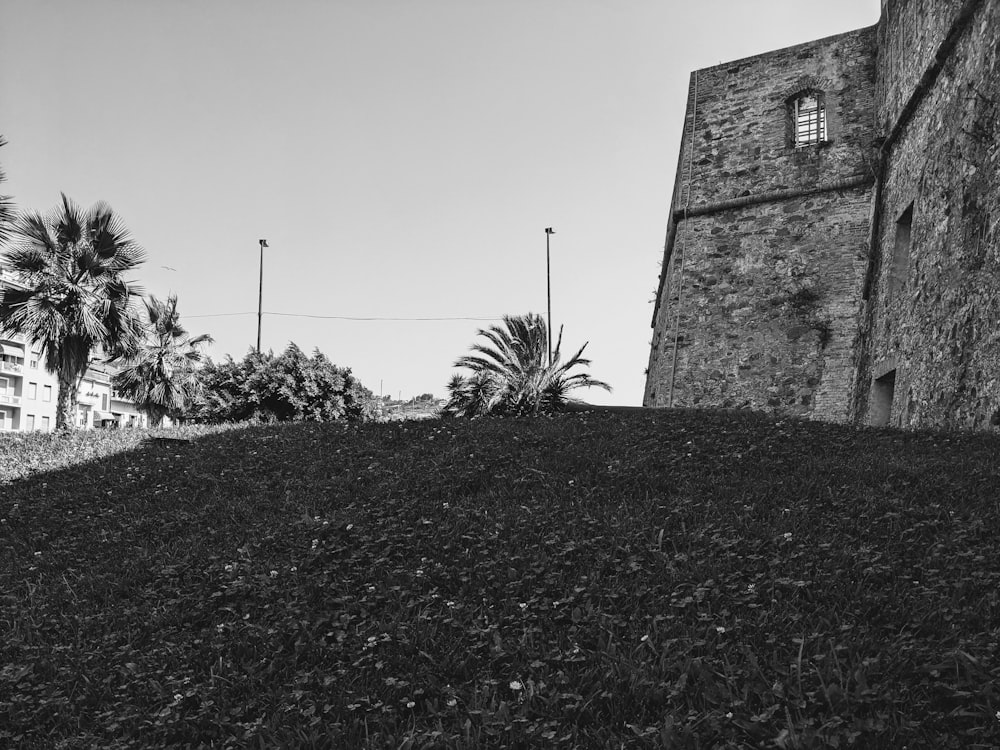 uma foto em preto e branco de um edifício em uma colina