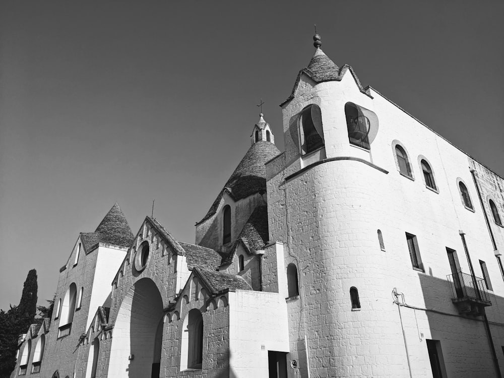 Una foto in bianco e nero di un vecchio edificio