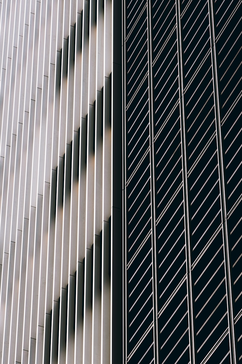 Un edificio alto con un reloj a un lado