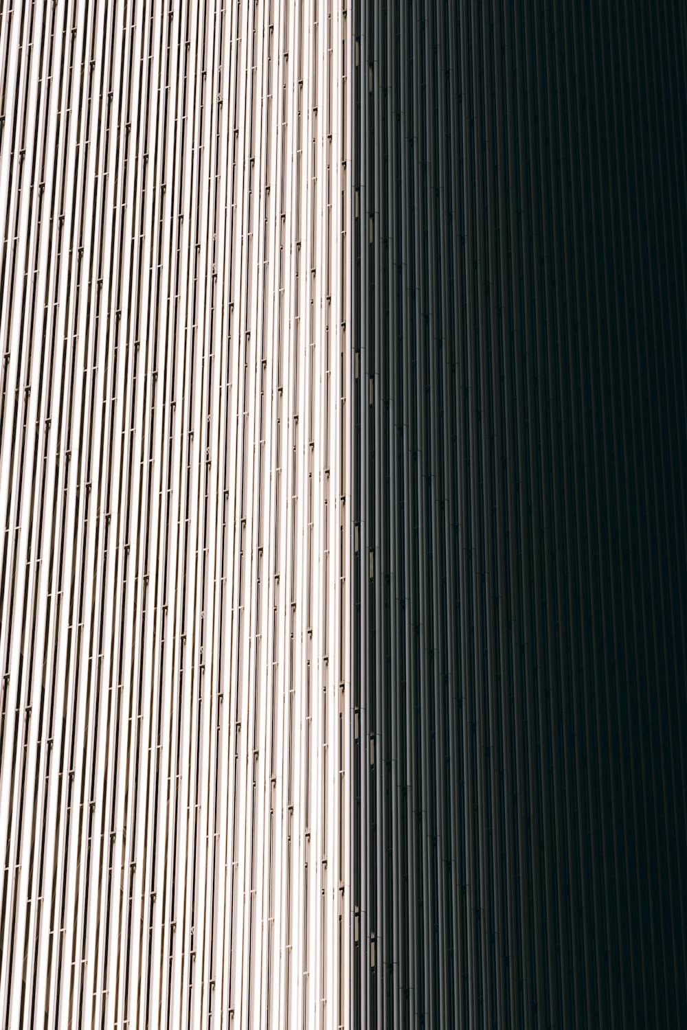 une photo en noir et blanc d’un bâtiment