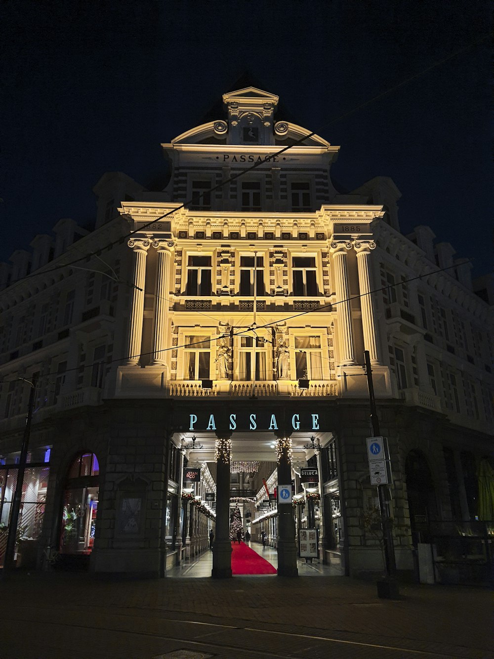 夜はライトアップされたエントランスの建物