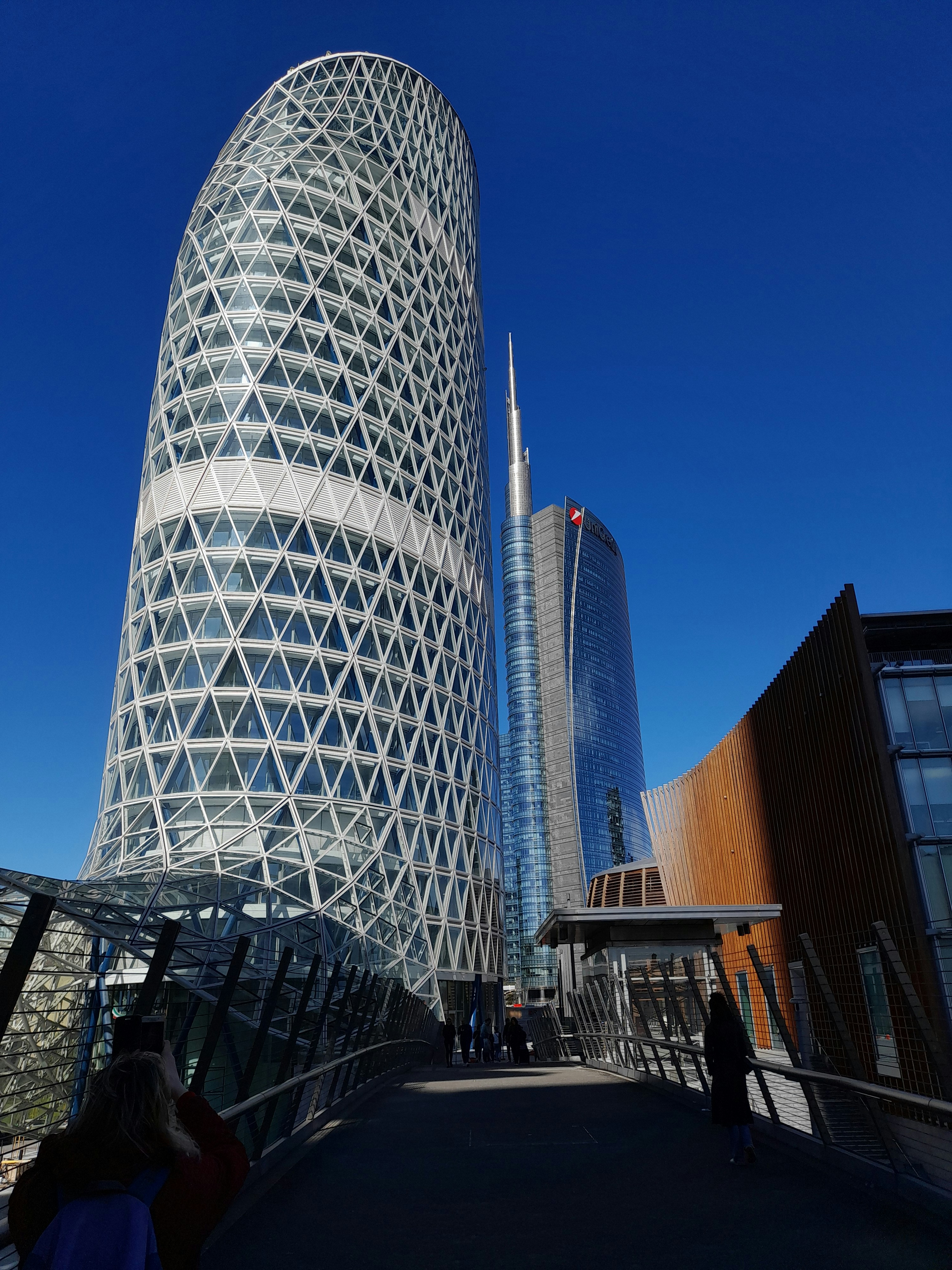 un edificio alto accanto a un altro edificio alto