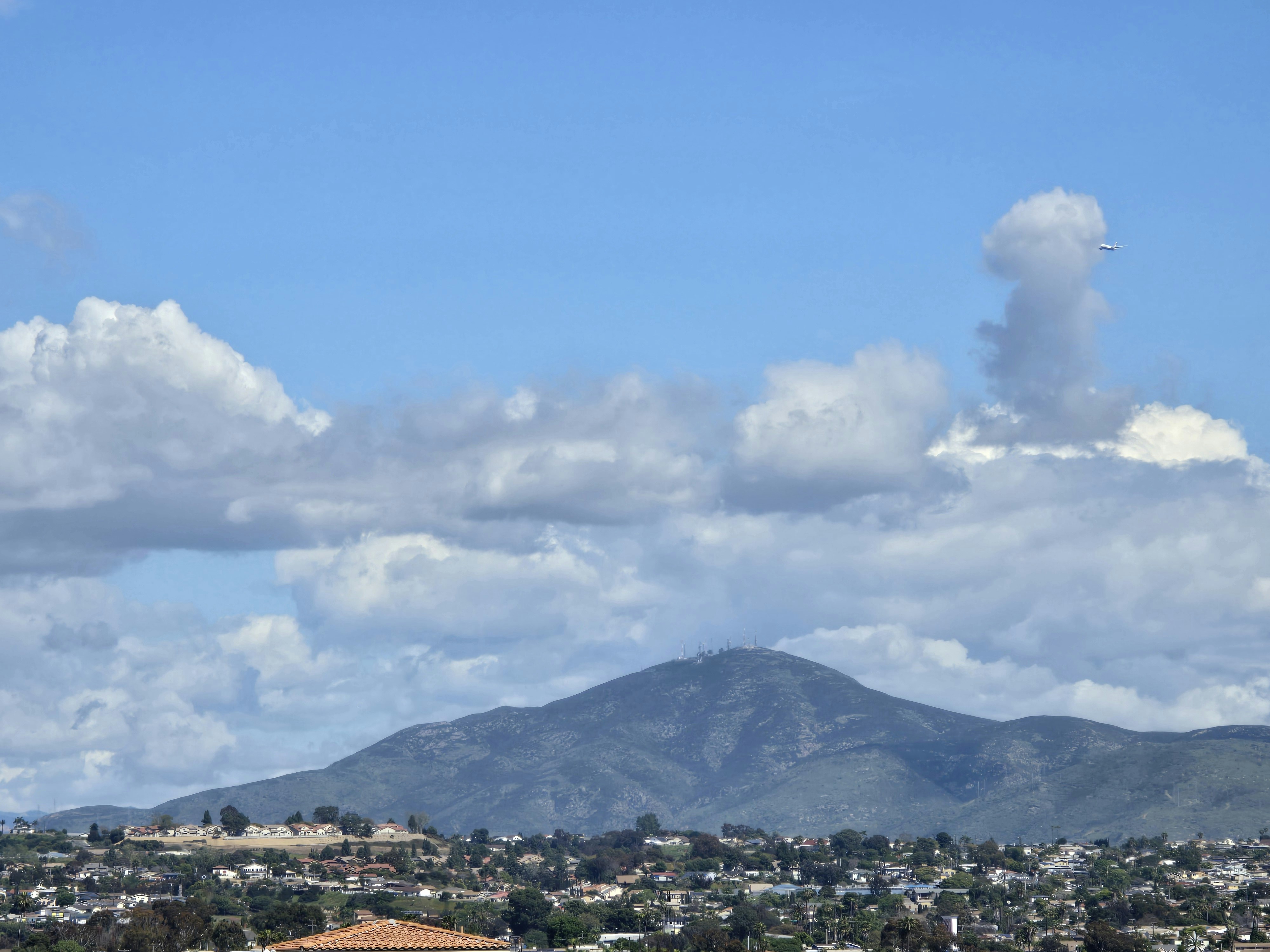 Una vista de una ciudad con una montaña al fondo