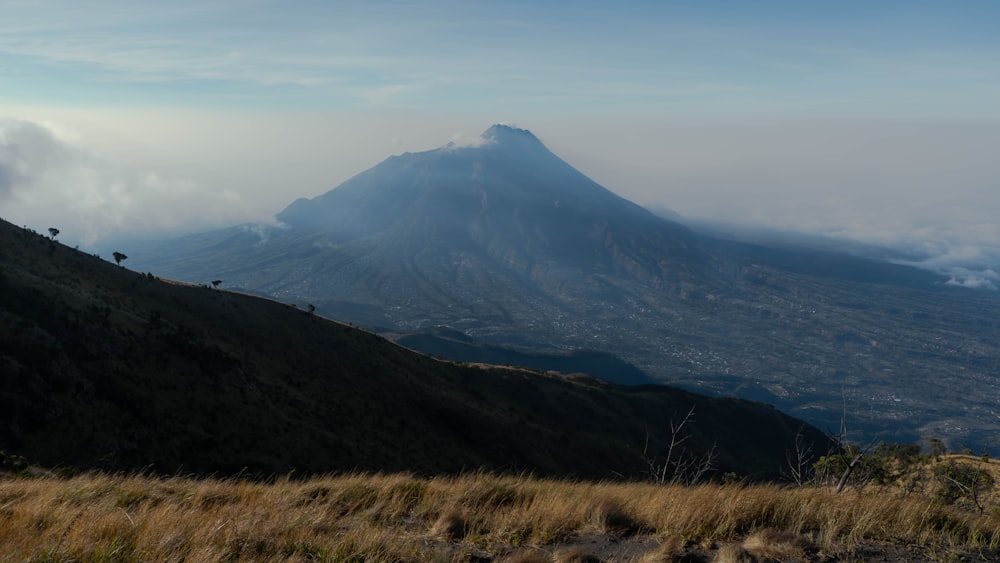 Blick auf einen Berg mit einer Wolke am Himmel