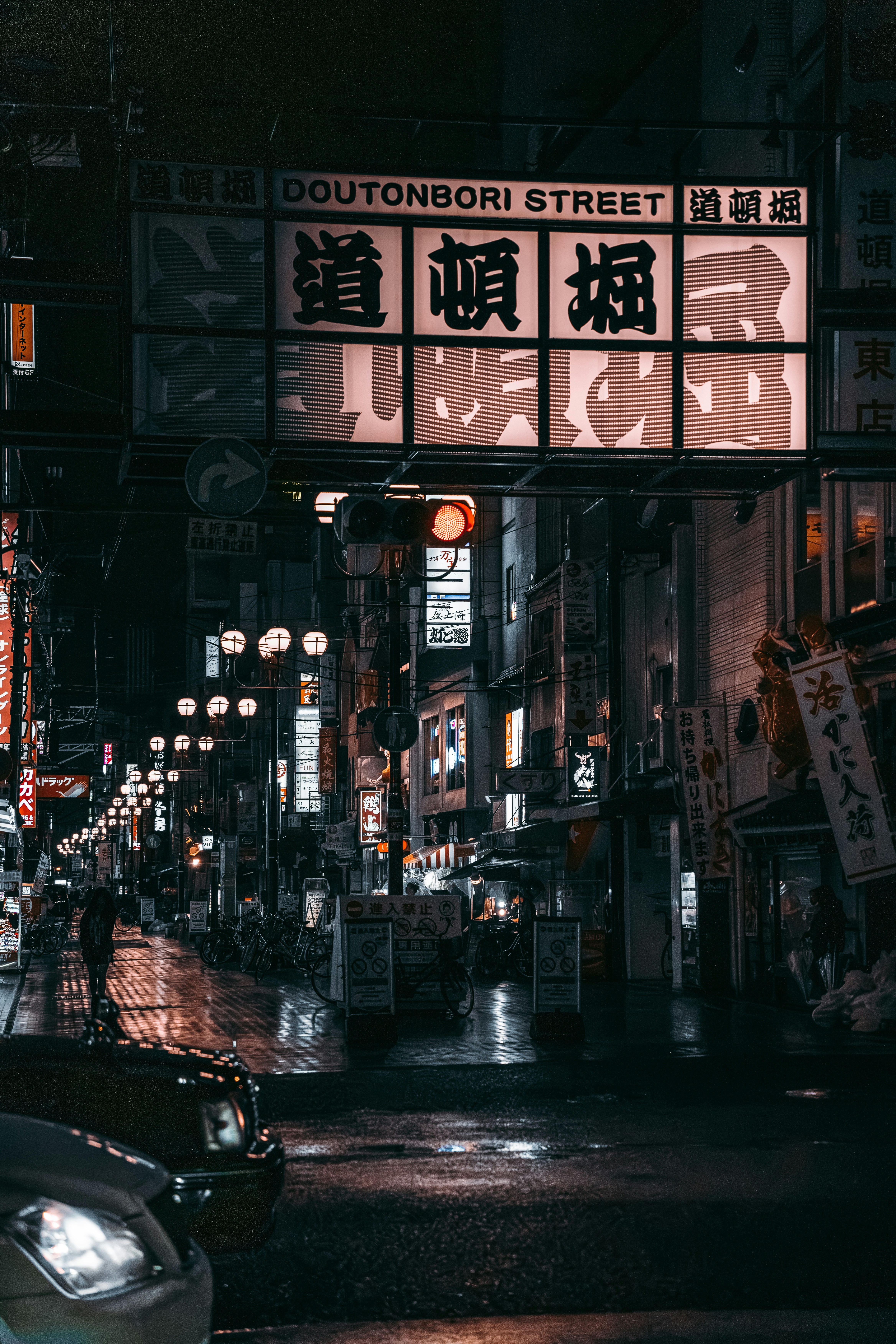 a city street filled with lots of traffic at night
