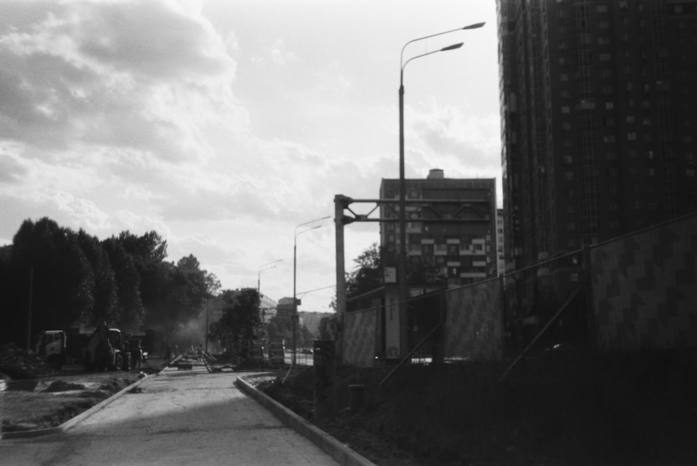 a black and white photo of a city street