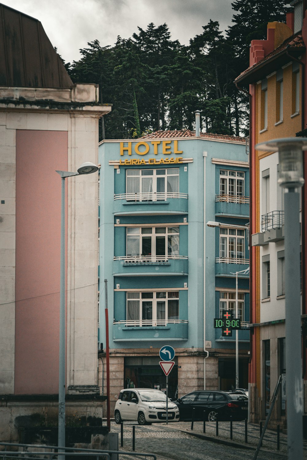 un alto edificio blu seduto accanto a una strada