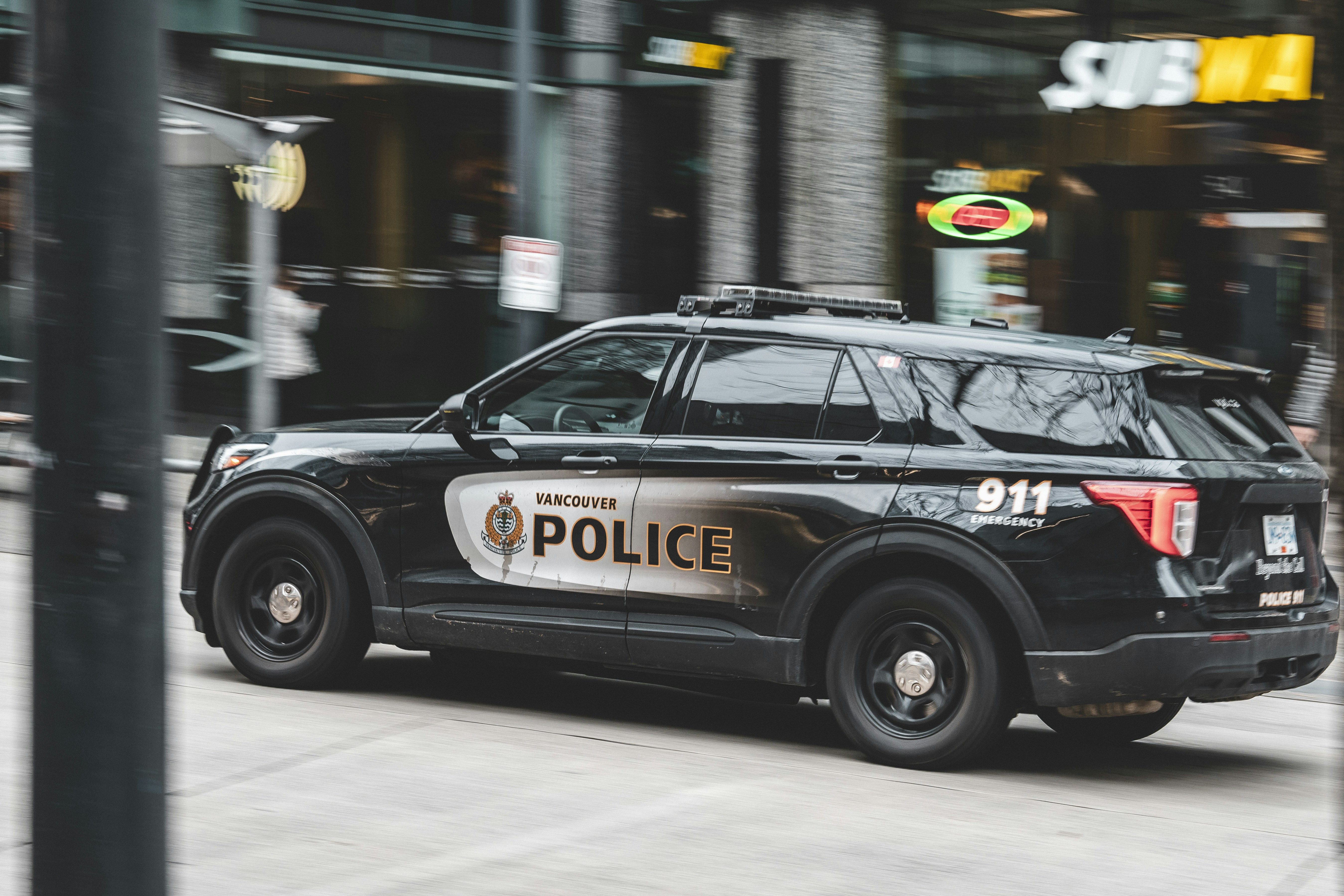 街の通りを走るパトカーの写真 – Unsplashの警察の無料画像, image size:3000x2000