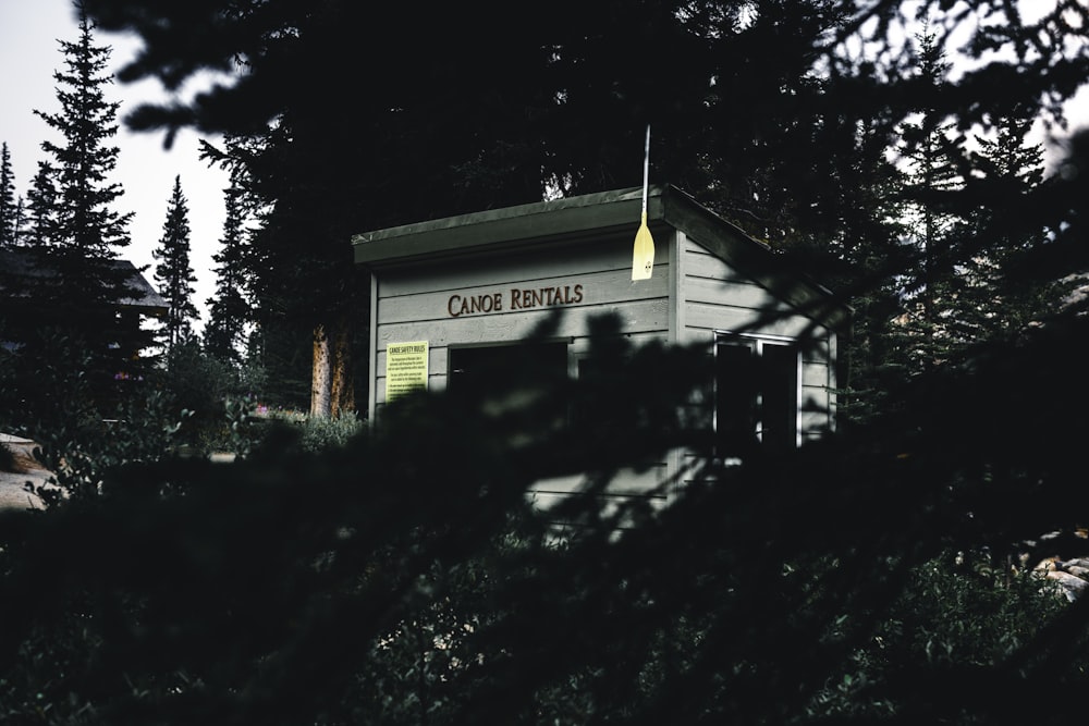 a small building sitting in the middle of a forest