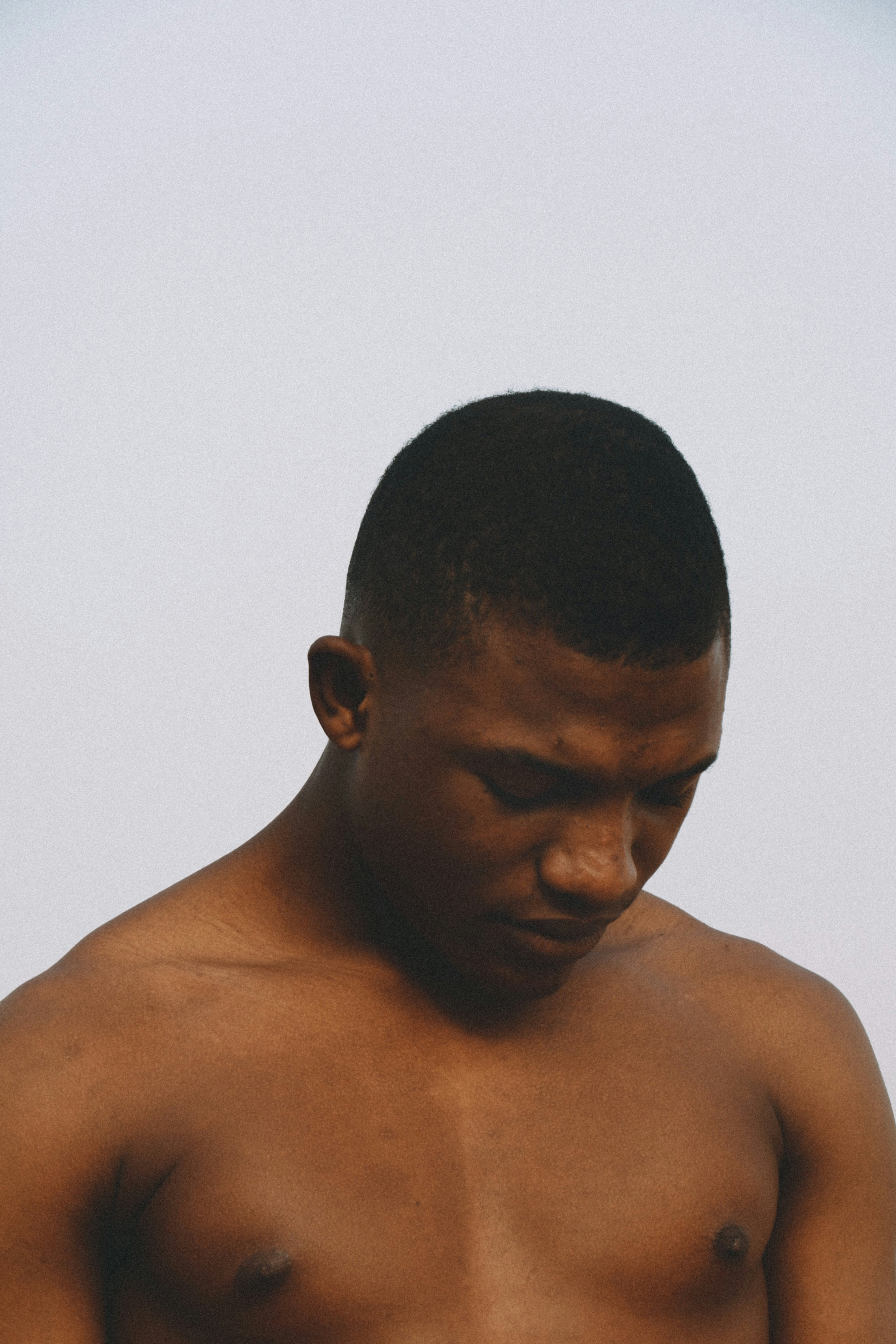 Ein Boxer meditiert und visualisiert den Erfolg