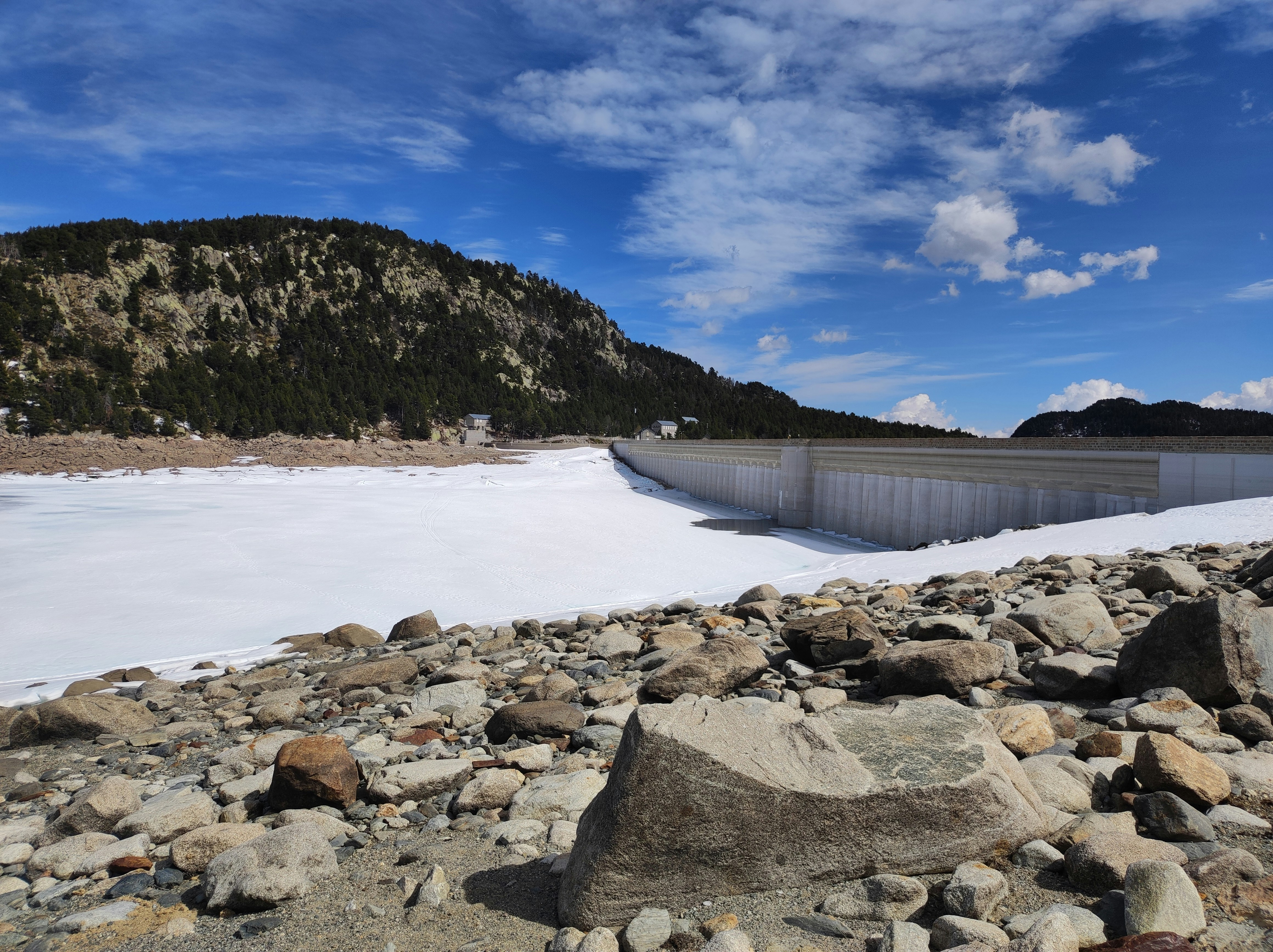 Klimawandel verschärft Dürre im Colorado River Basin (Level B2) — a road that has a bunch of rocks on it