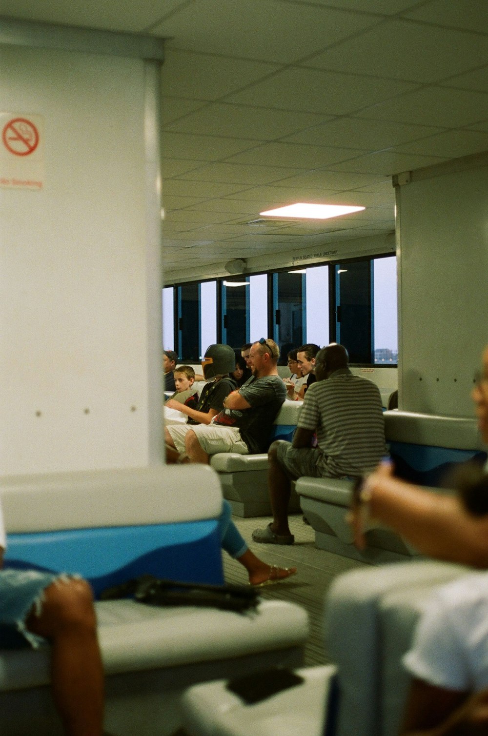 Un grupo de personas sentadas en sillas en una habitación
