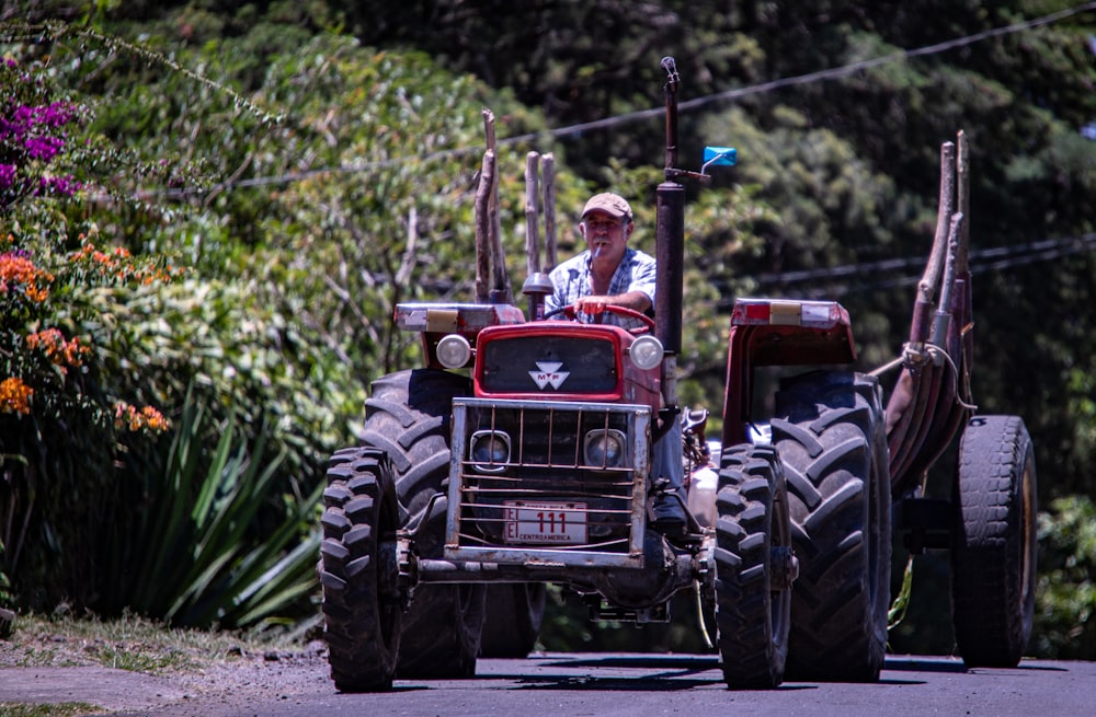 Un hombre conduciendo un tractor por una calle